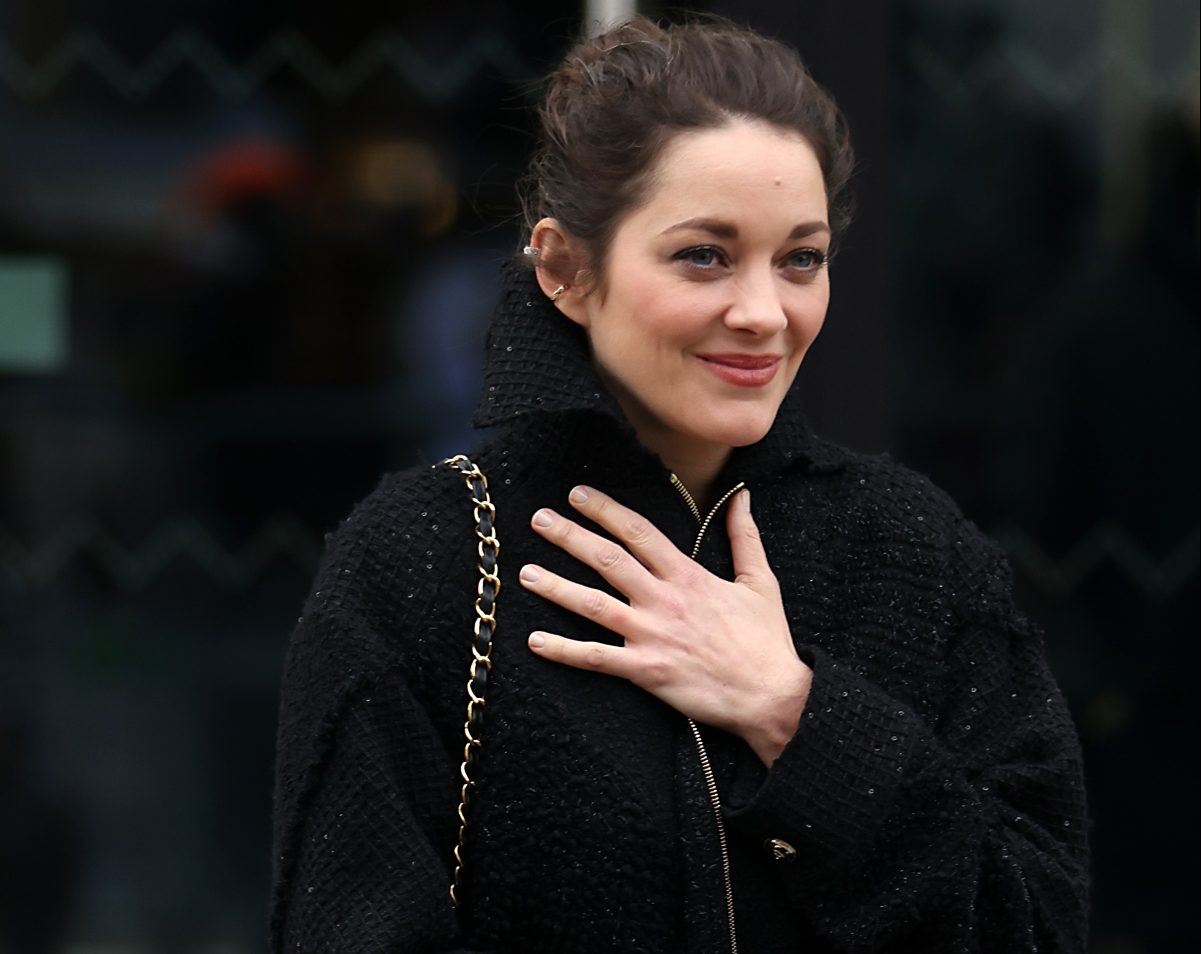 Η Marion Cotillard υιοθέτησε ένα από τα μεγαλύτερα nail trends της σεζόν και μας πείθει να κάνουμε το ίδιο