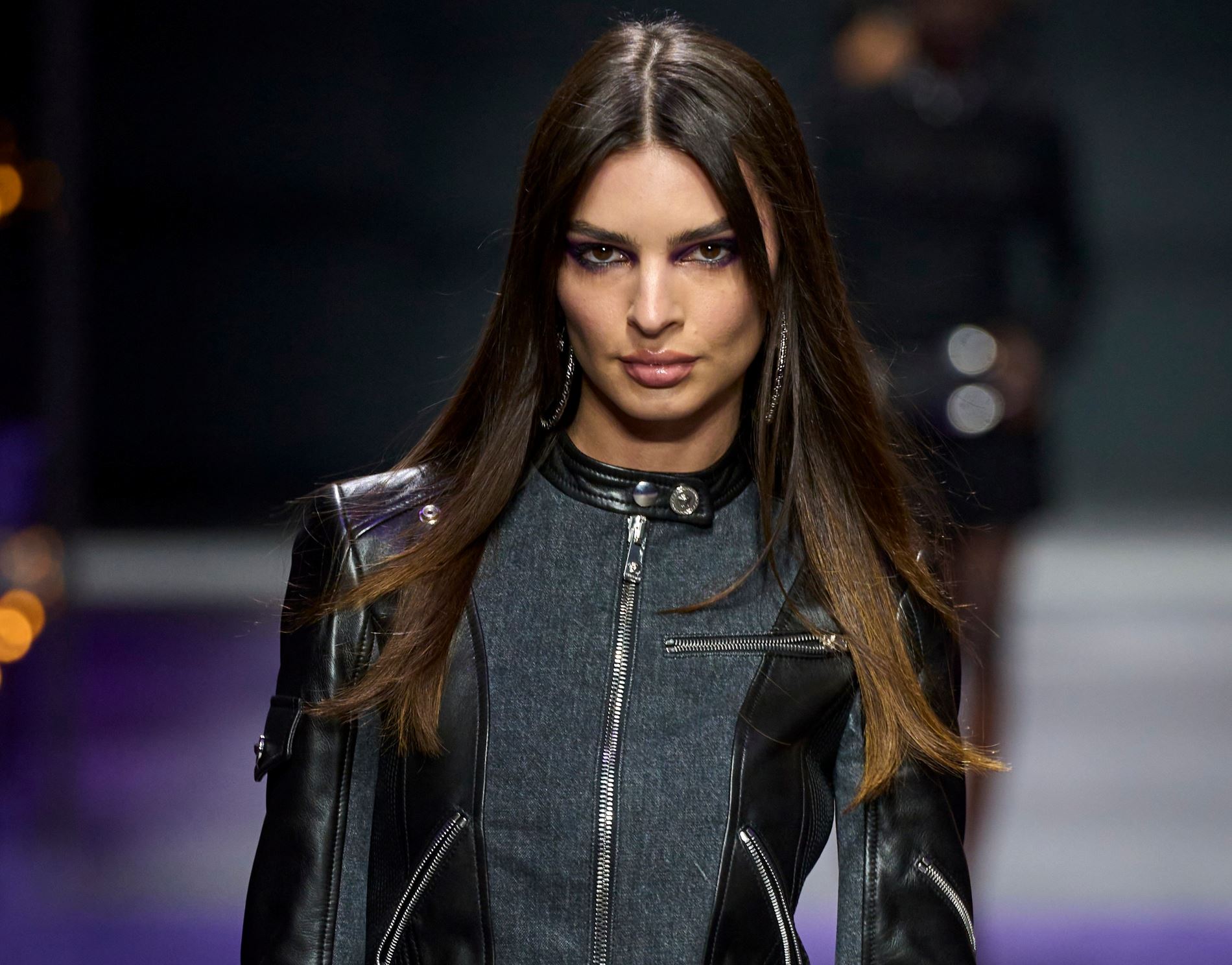 Η Emily Ratajkowski φόρεσε φόρμα από το merch γνωστής indie τραγουδίστριας