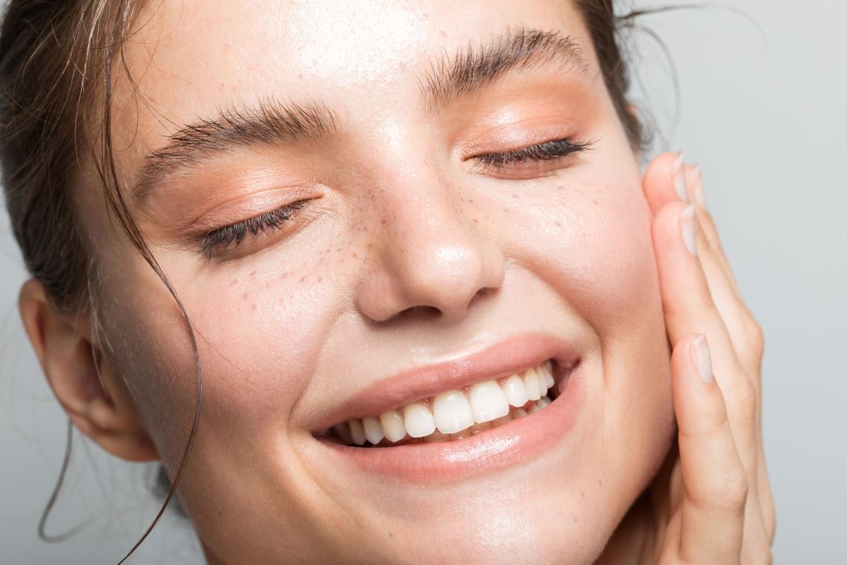 Sensitive skin: Όλα όσα πρέπει να γνωρίζεις για να φροντίσεις σωστά την ευαίσθητη επιδερμίδα σου