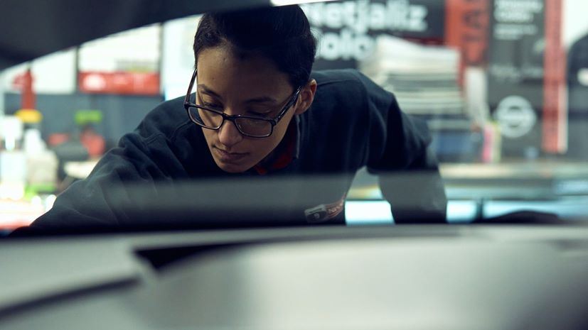 Καταρρίπτοντας τα στερεότυπα: Η Nelly Colon είναι Certified Master Technician μεγάλης μάρκας αυτοκινήτων