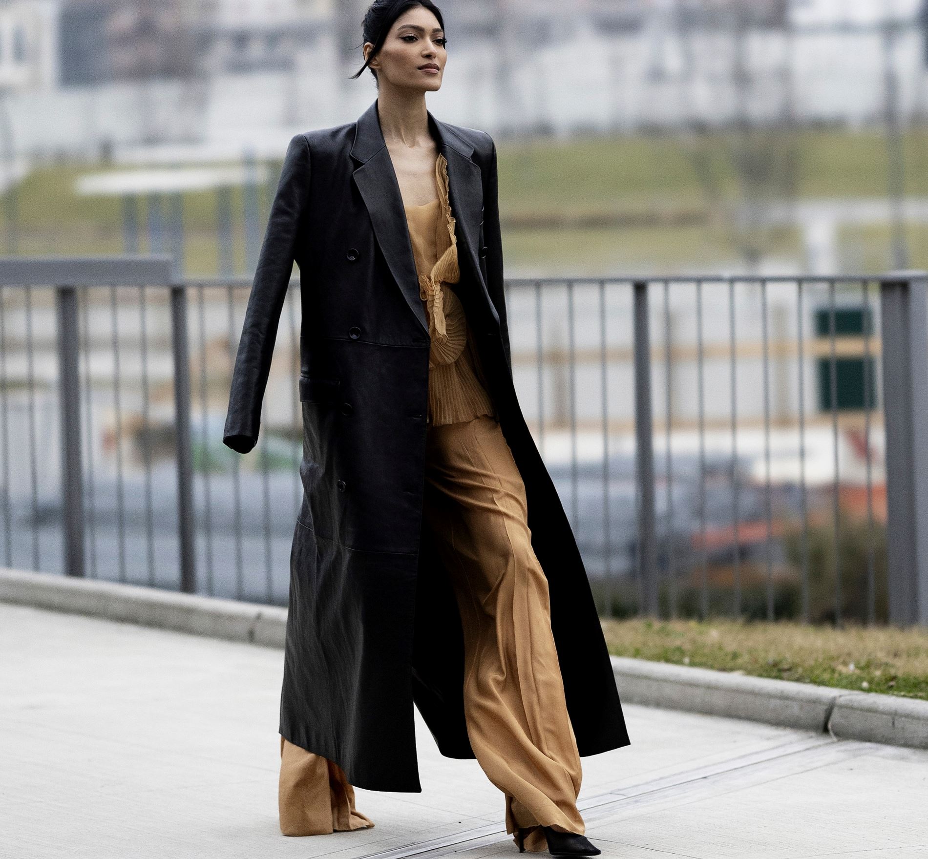 Τα shoe trends που ταιριάζουν με τα φαρδιά wide-leg παντελόνια σου