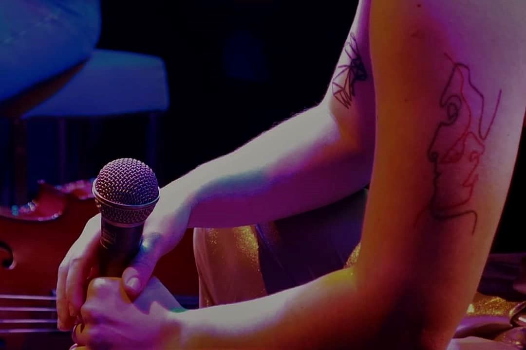 Οι The Bad Poetry Social Club στο Gazarte Roof Stage θα μας θυμίσουν την τρυφερότητα της άνοιξης και του έρωτα