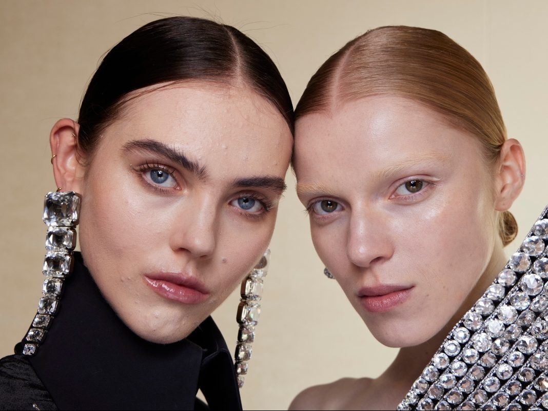 Glazed blush: Το μυστικό για να χαρίσεις λάμψη και φρεσκάδα στα beauty looks σου