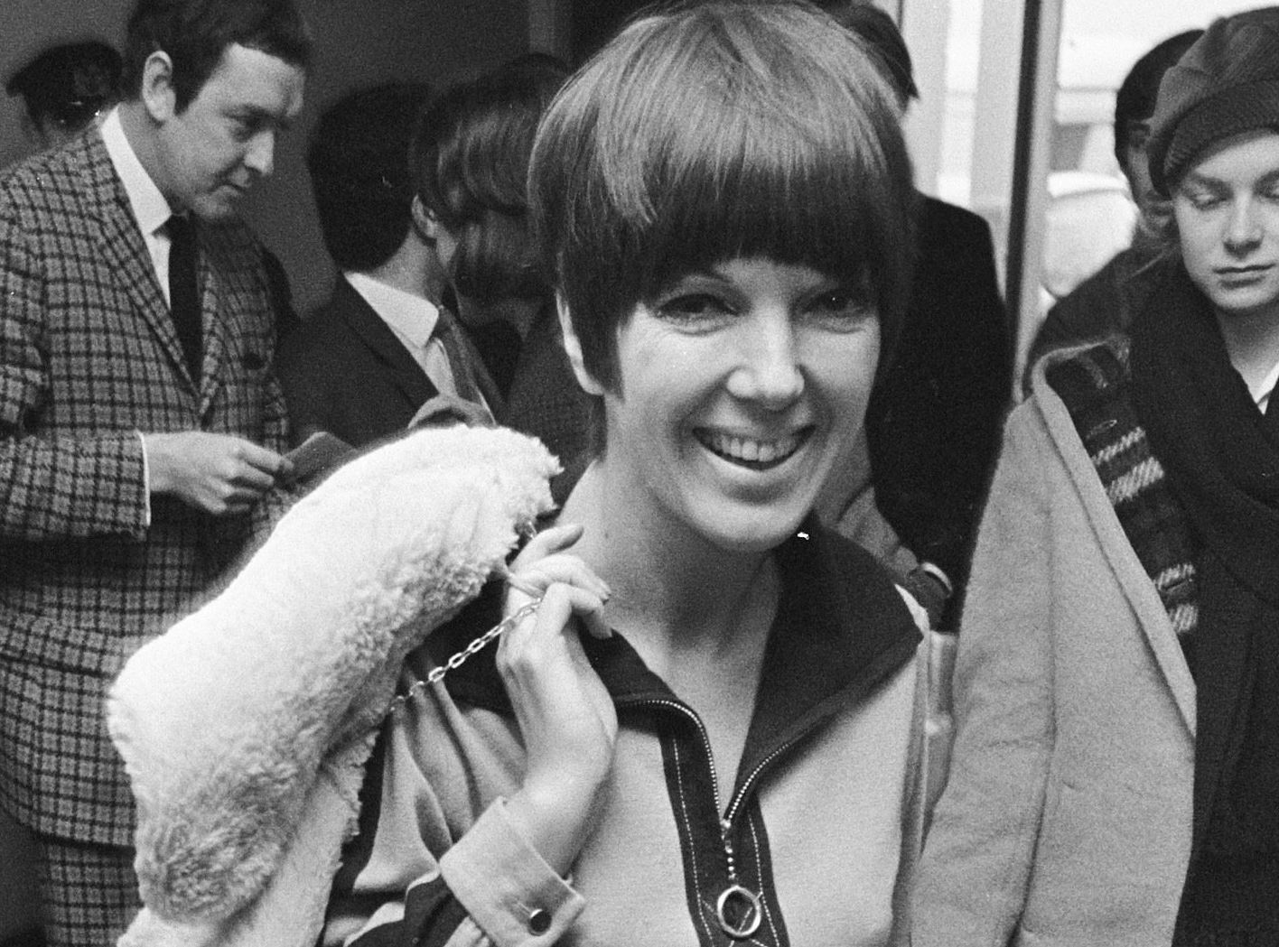 Πέθανε η Mary Quant, η Βρετανίδα σχεδιάστρια που εφηύρε τη μίνι φούστα