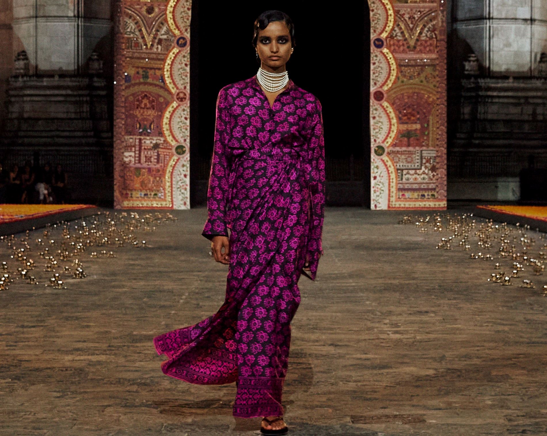 Dior Pre-Fall 23: Δείτε πώς δημιουργήθηκε ένα από τα πιο εντυωπσιακά looks του catwalk με μία αρχαία ινδική τεχνική