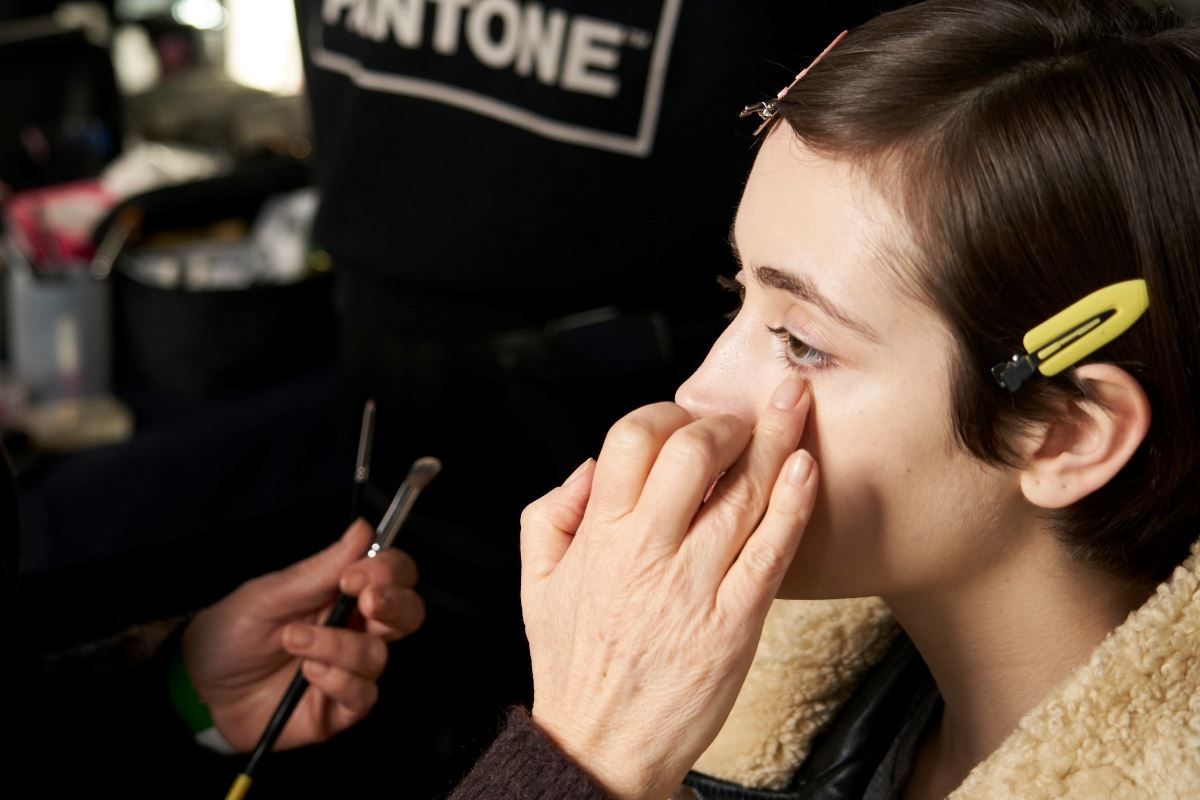 Face lift: Αυτή η τεχνική στο μακιγιάζ έχει γίνει viral και χαρίζει ανανεωμένη επιδερμίδα σε χρόνο dt