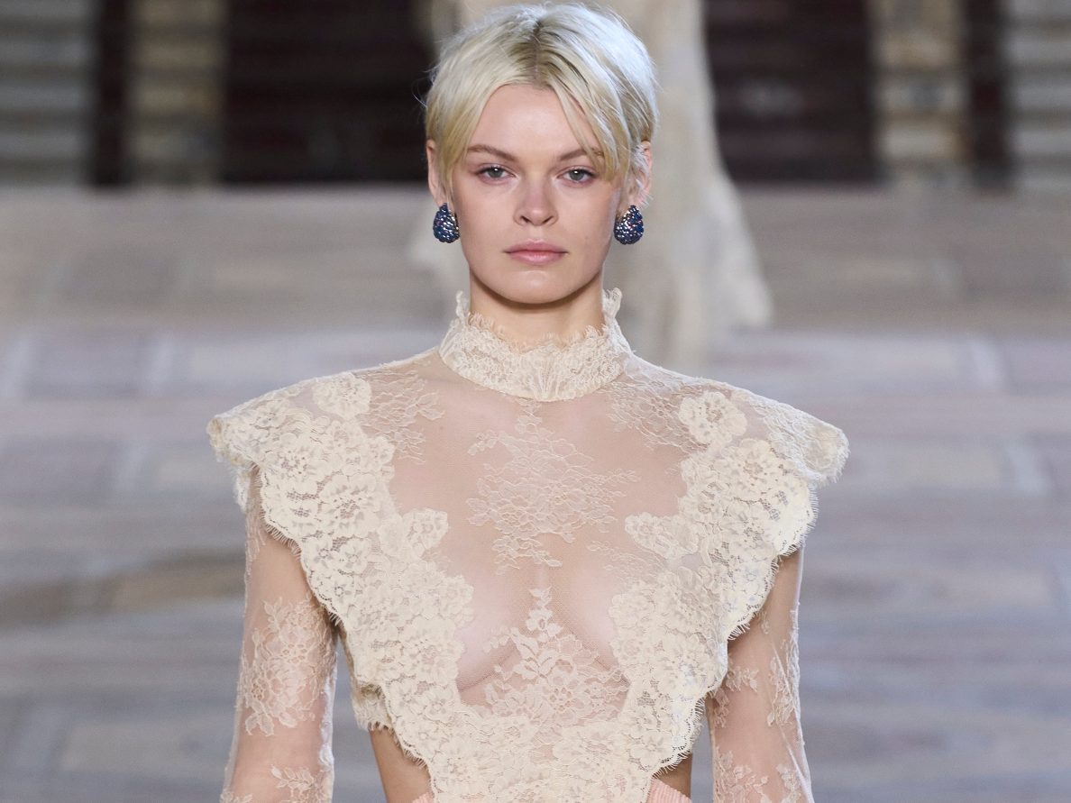 Οι βιταμίνες που χρειάζεται το δέρμα μας για να γίνει πιο λαμπερό και λείο