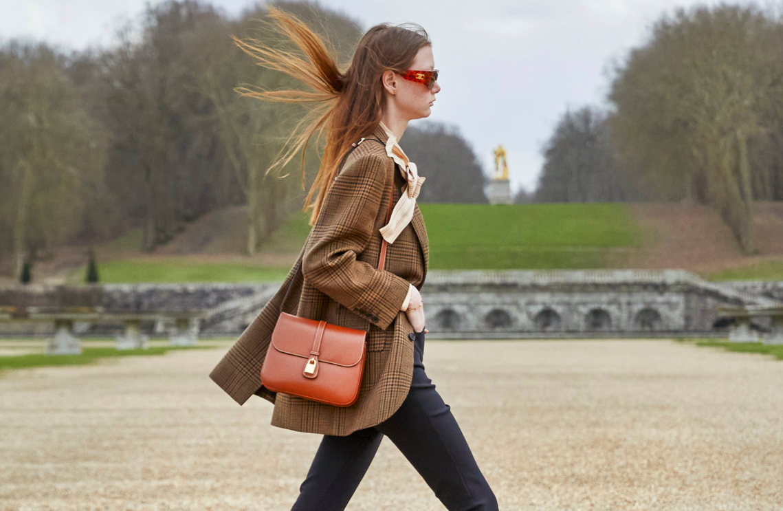 Βρήκαμε πανομοιότυπη crossbody τσάντα σαν την Classic της Celine με 43€