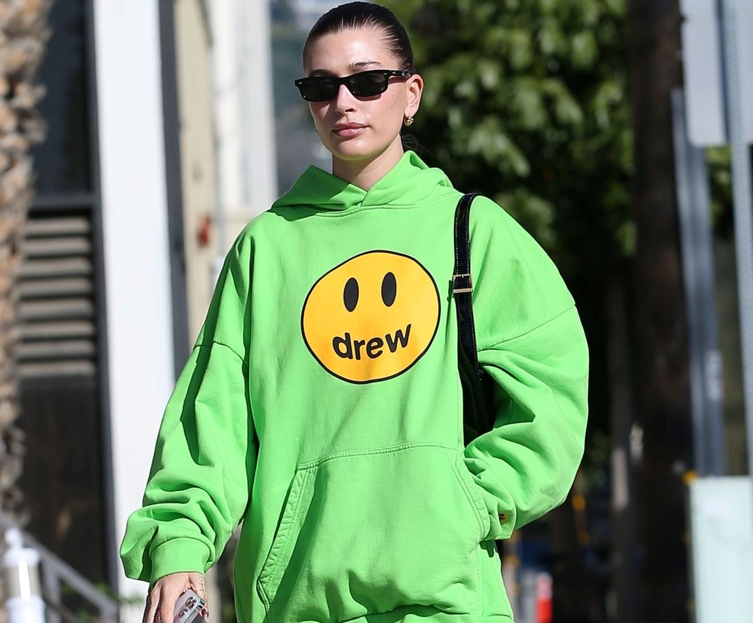 5 μαγιό από την γκαρνταρόμπα της Hailey Bieber που θέλουμε τώρα