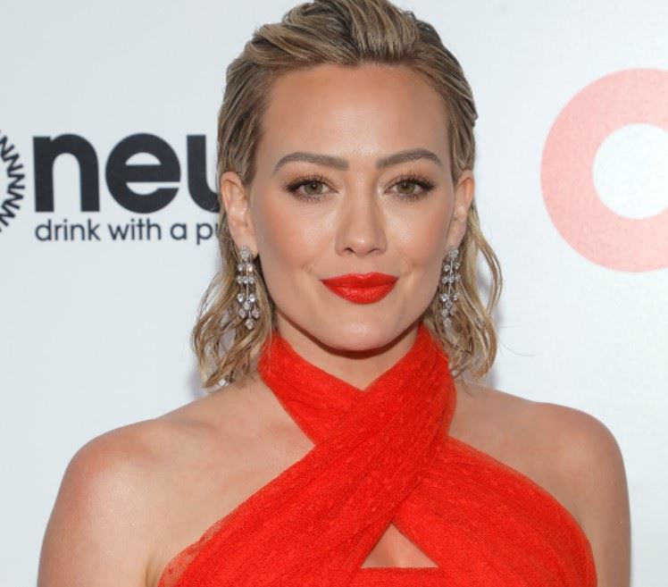 Η Dries Van Noten floral φούστα που φόρεσε η Hilary Duff μας έδωσε το τέλειο inspo