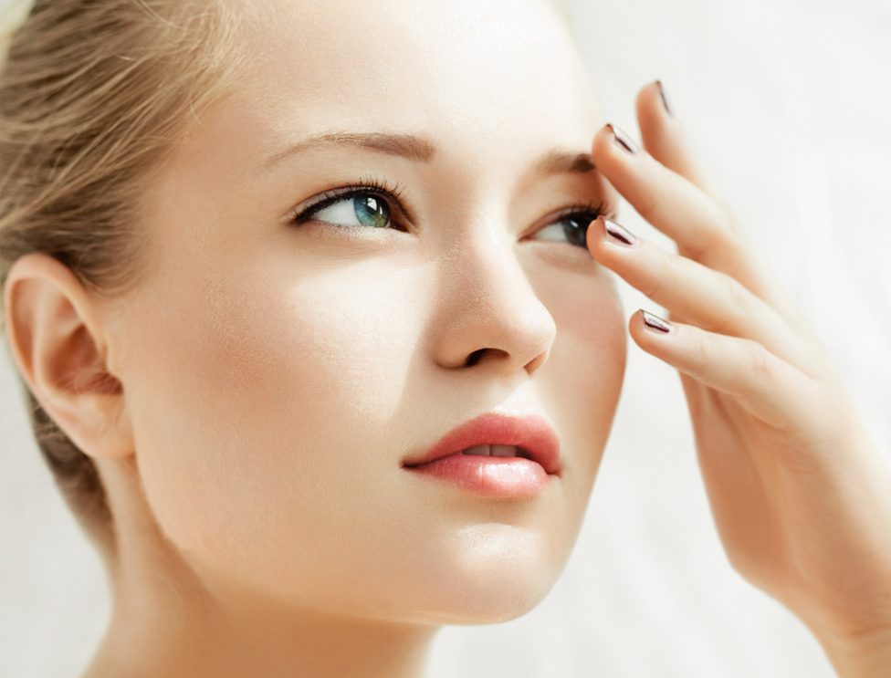 4 μάσκες προσώπου που κάνουν τη διαφορά στις λιπαρές επιδερμίδες