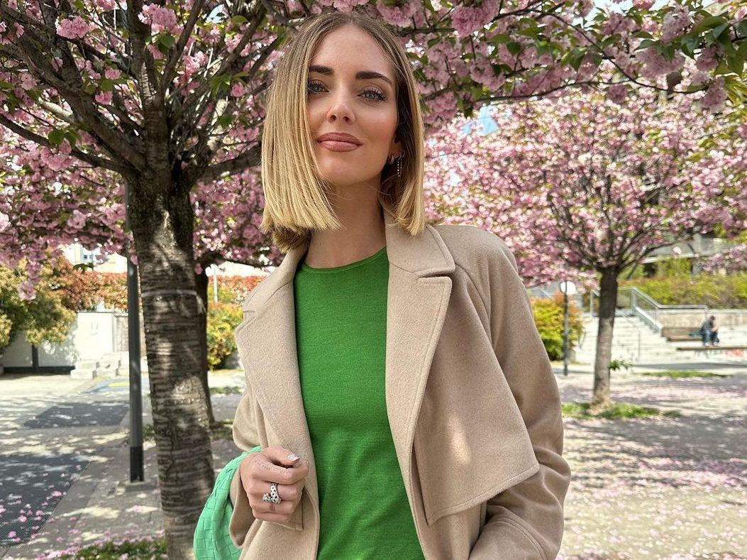 H Chiara Ferragni φόρεσε την απόλυτη day to night μπλούζα σε ένα από τα χρώματα της σεζόν