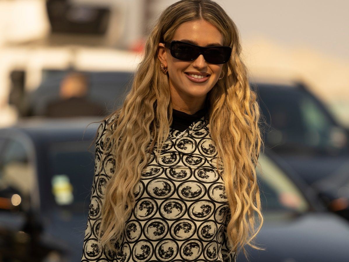 "Linen blonde": Η ιδανική επιλογή για πιο ανοιχτά μαλλιά το καλοκαίρι που δεν απαιτεί πολύ συντήρηση
