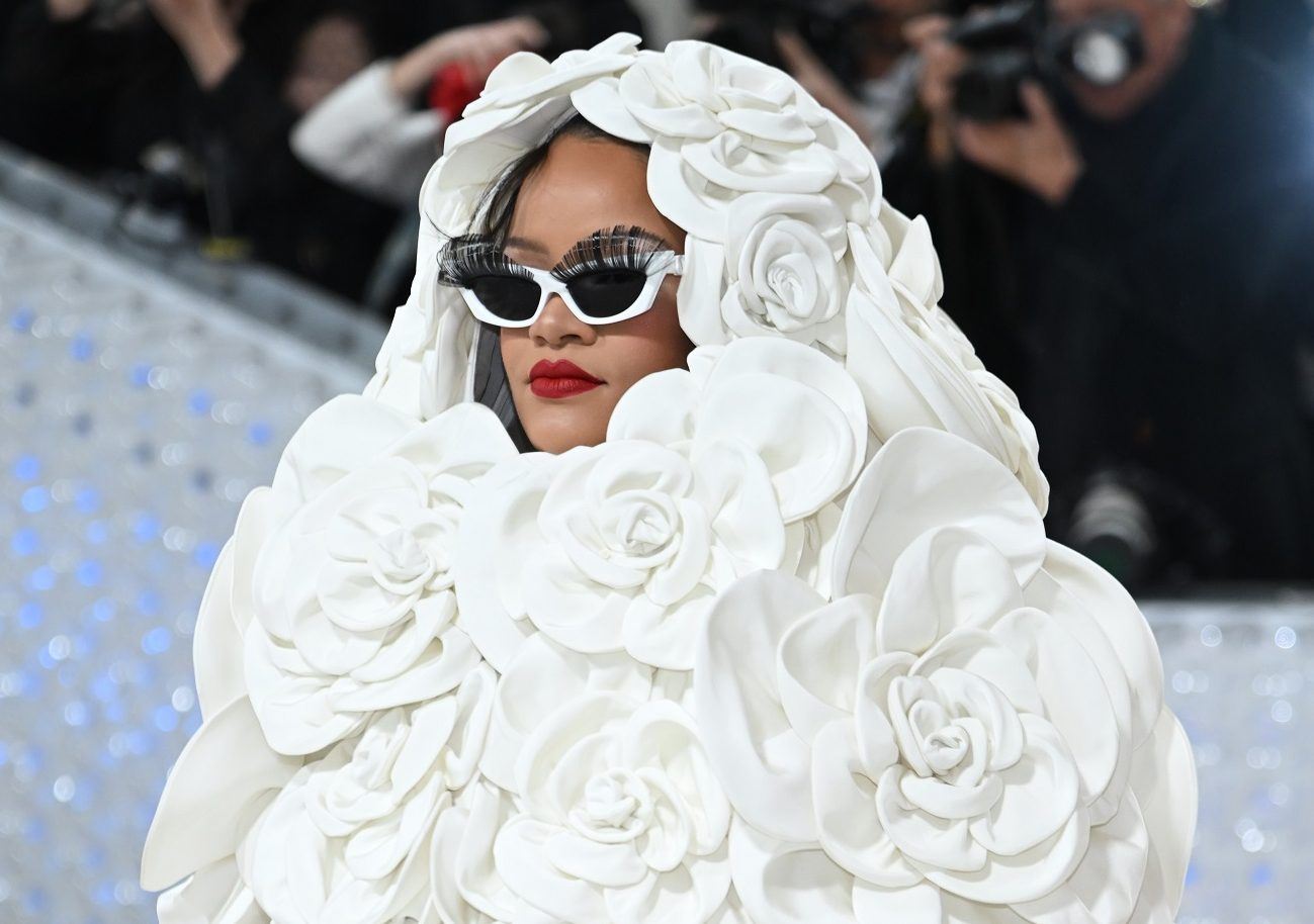 Το γούνινο top που φόρεσε η Rihanna θα είναι η τάση του επόμενου χειμώνα