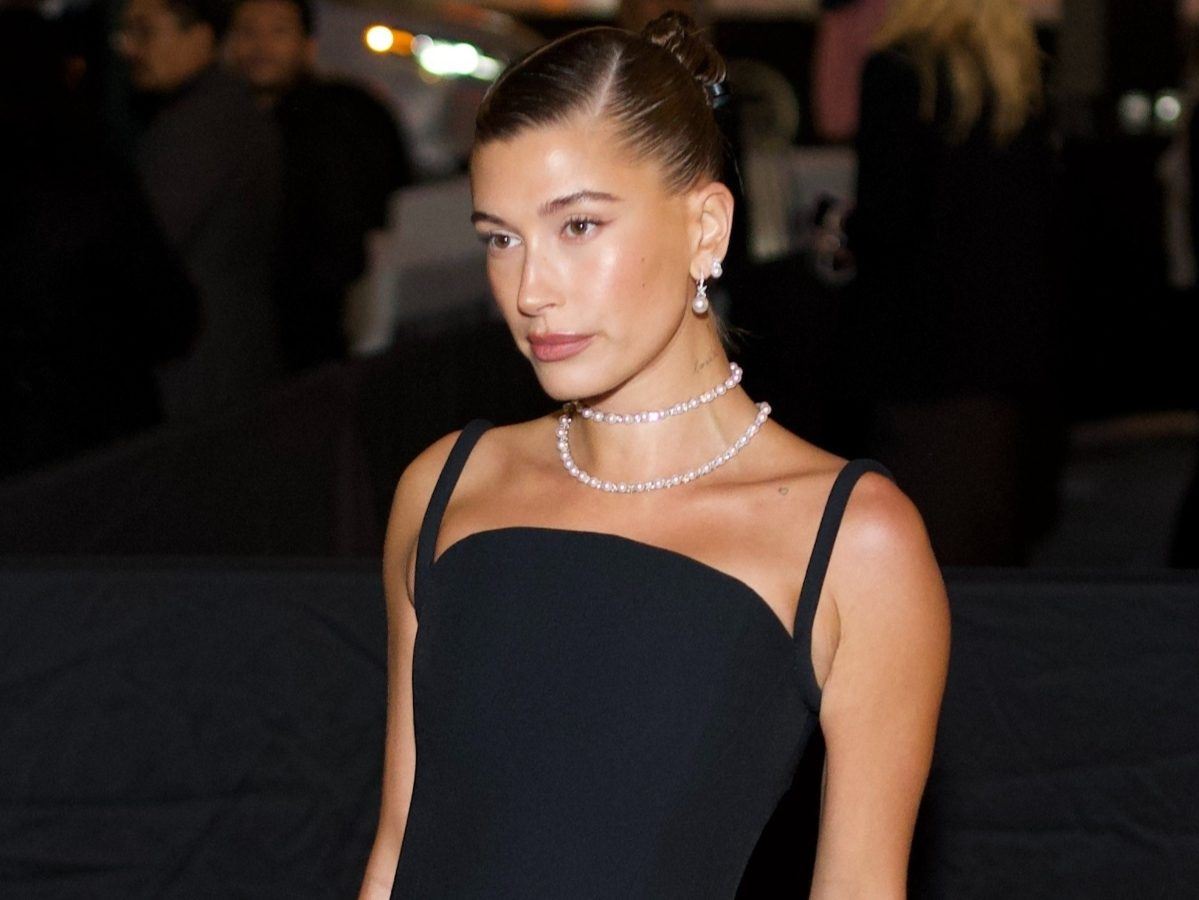 To νέο “glazed donut” μανικιούρ της Hailey Bieber είναι στην πιο hot καλοκαιρινή απόχρωση