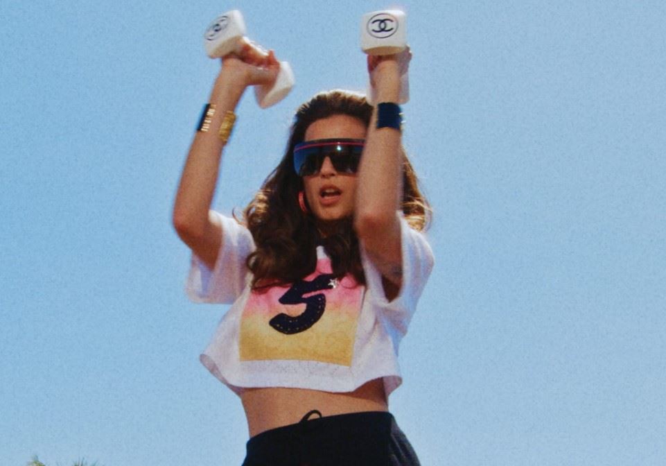 Chanel Cruise 2023/24: Αυτό είναι το φιλμ της συλλογής με πρωταγωνίστρια τη CHANEL ambassador Alma Jodorowsky