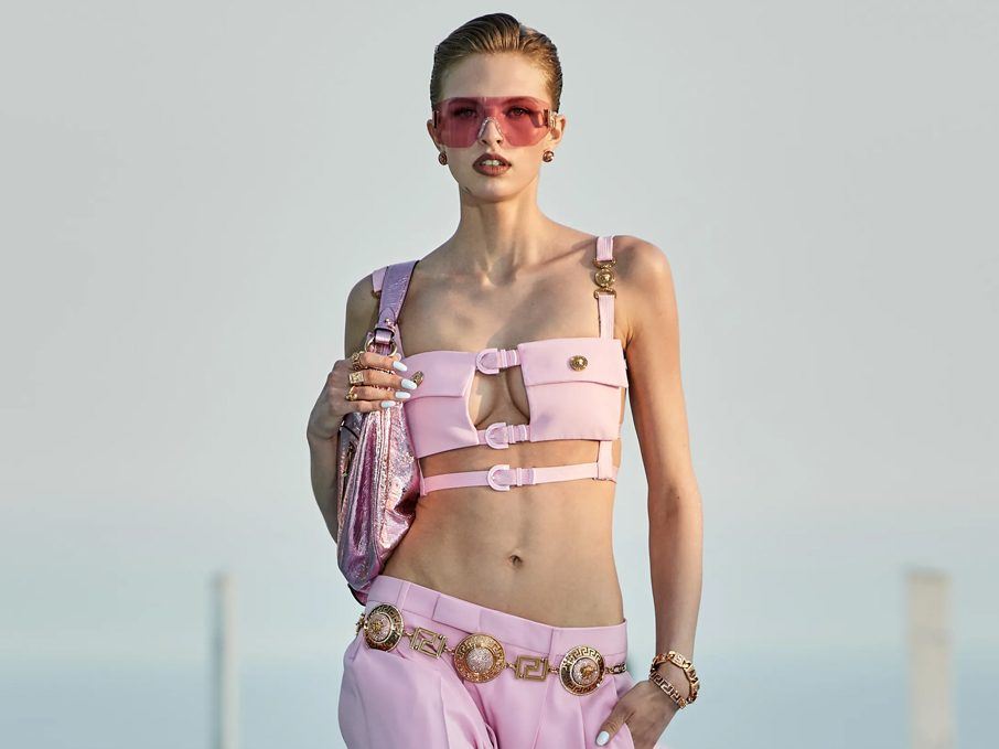 La Vacanza: Η συλλογή Dua Lipa x Versace Pre-Fall 2023 δίνει άλλη ερμηνεία στην έννοια «διακοπές»