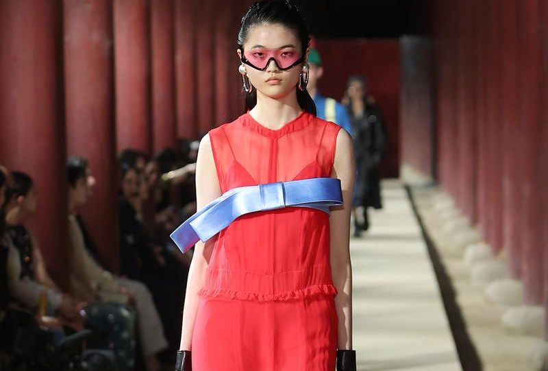 Γυαλιά - μάσκα: Αυτή είναι η τάση στα γυαλιά ηλίου φέτος το καλοκαίρι