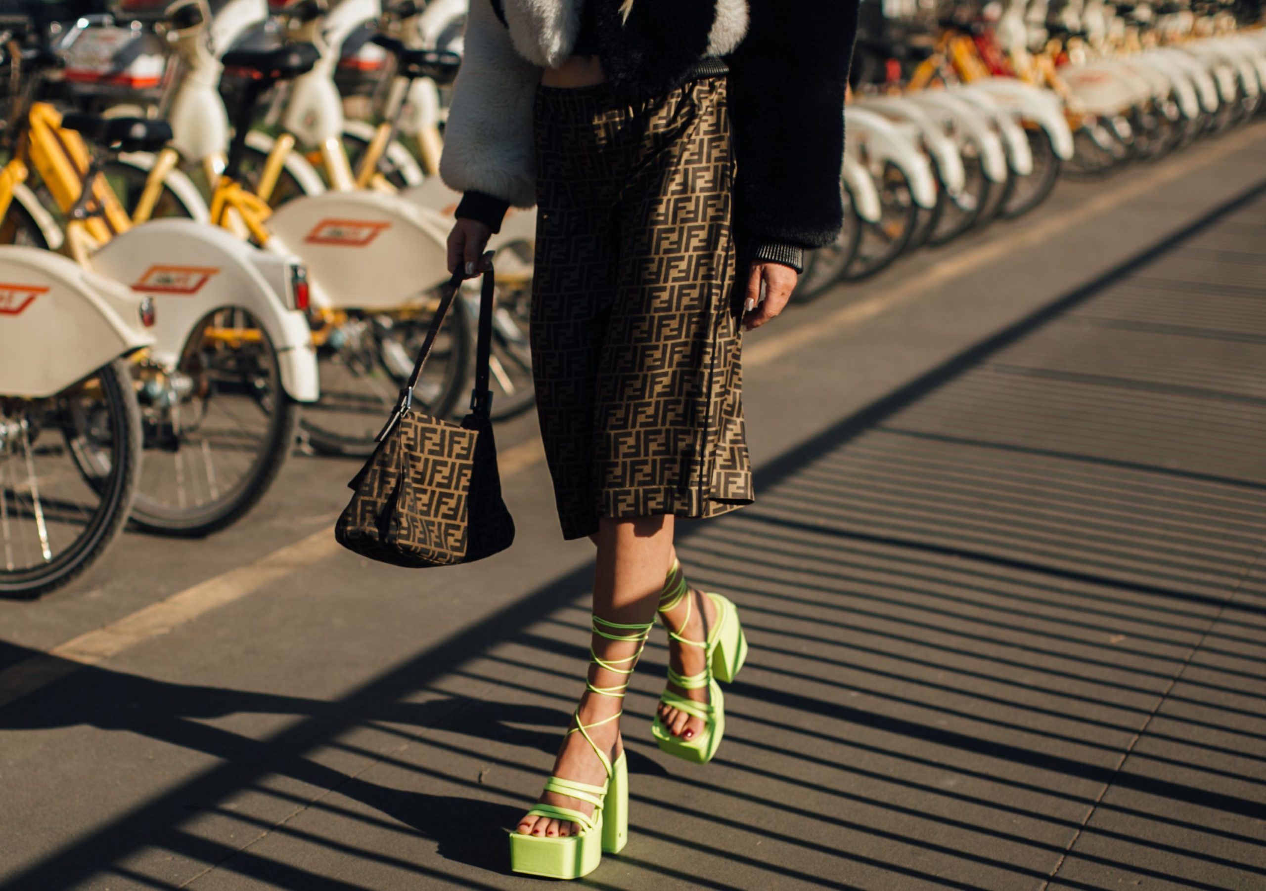 Lime Green: 6 ζευγάρια παπούτσια για να φορέσεις το χρώμα τις σεζόν στα πόδια σου