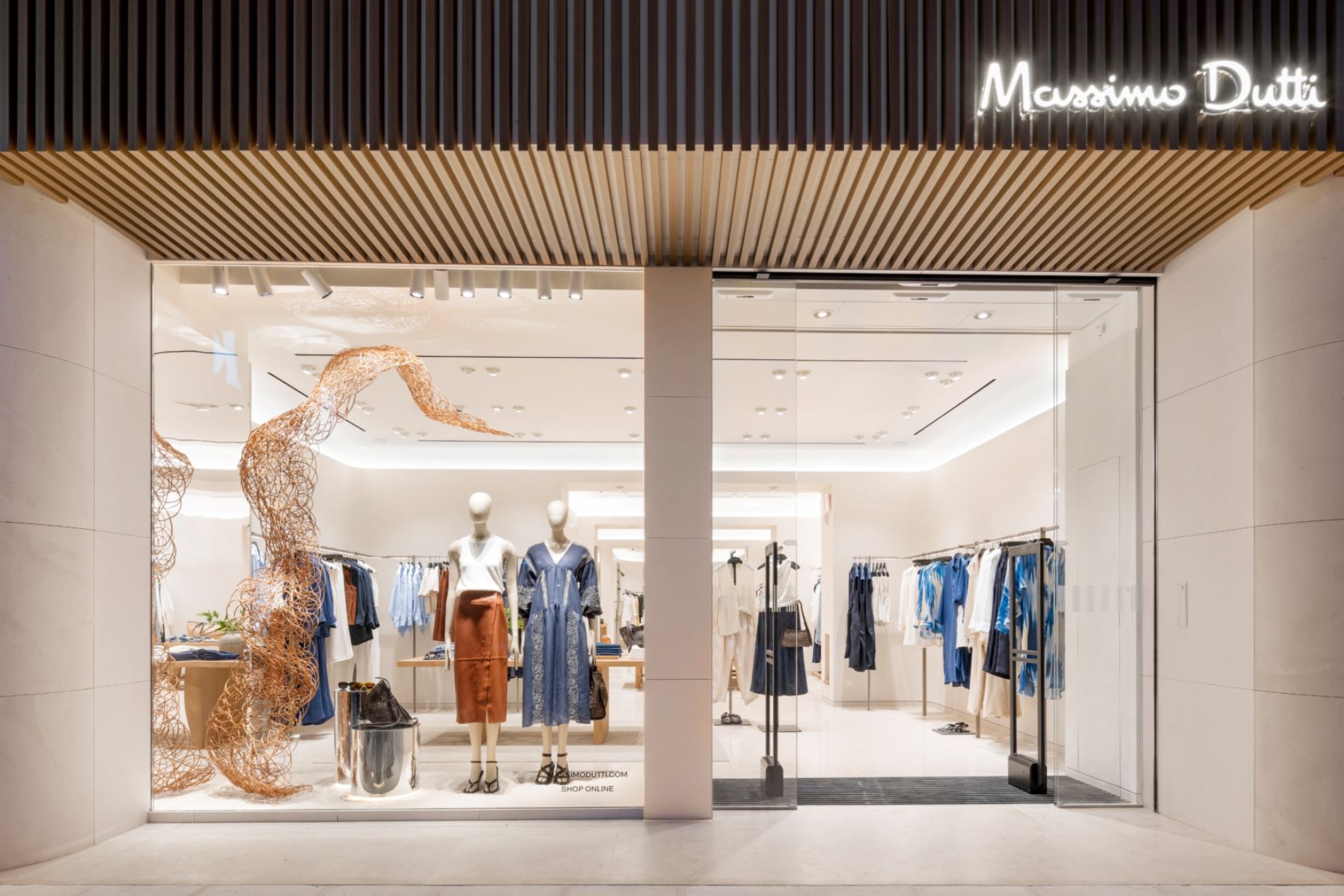 Massimo Dutti: Το ανανεωμένο κατάστημα στη Γλυφάδα ανοίγει τις πόρτες του