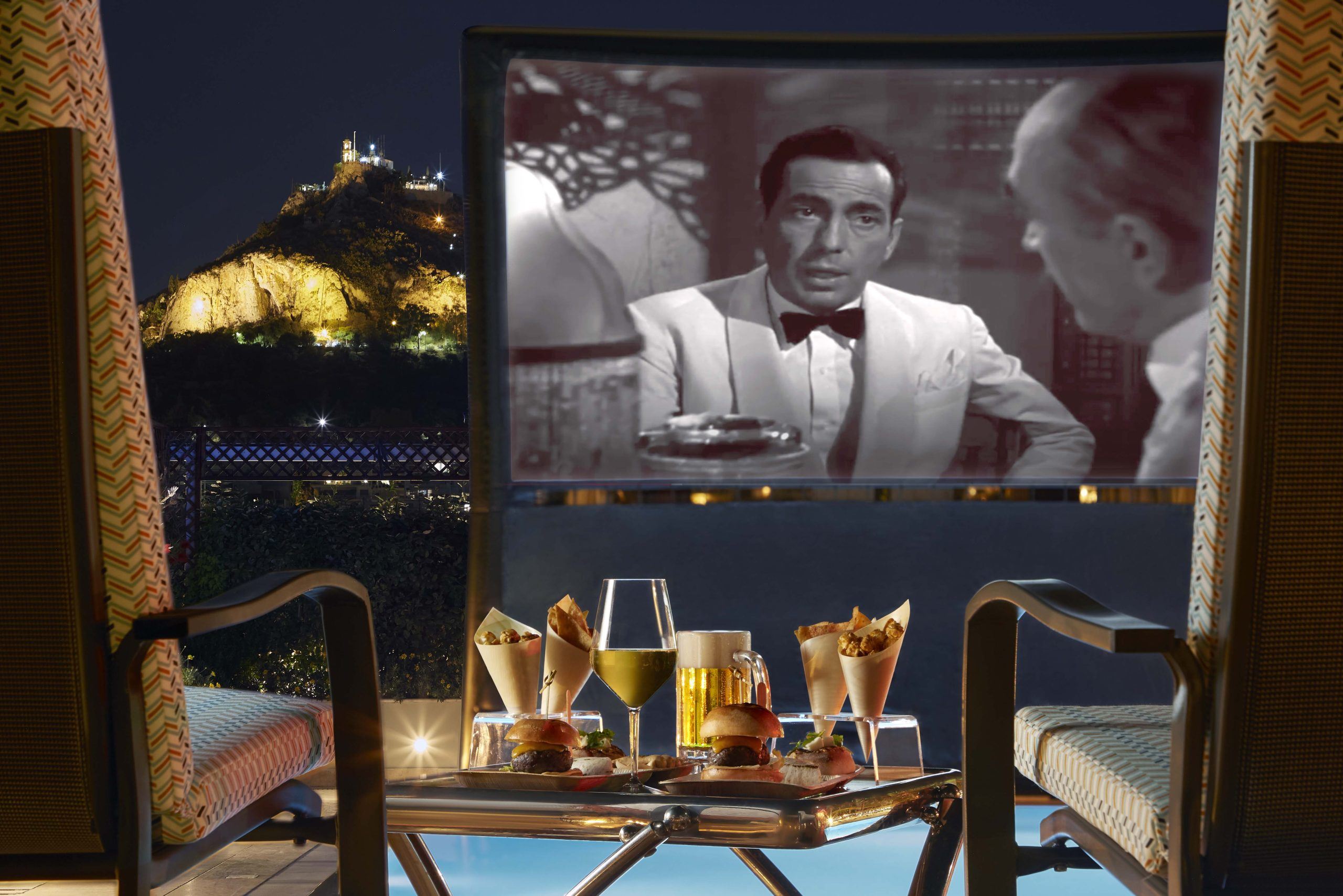 POOL YOUR CINEMA: Θερινό σινεμά στην πισίνα της Μεγάλης Βρεταννίας με φόντο τον Λυκαβηττό