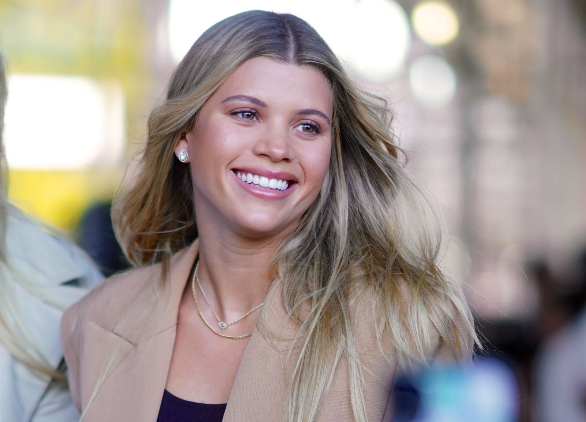 11 stylish outfits που θα σε πείσουν να ακολουθήσεις τη Sofia Richie για ατελείωτο fashion inspo
