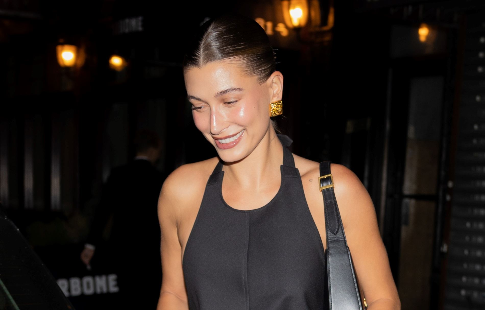 Get the look: Η Hailey Bieber φόρεσε το πιο κολακευτικό φόρεμα για date night