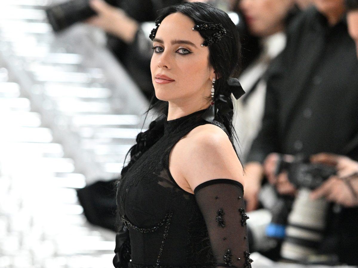 Κι όμως, η Billie Eilish φόρεσε το πιο cool αξεσουάρ μαλλιών από τα 90s που είχαμε ξεχάσει