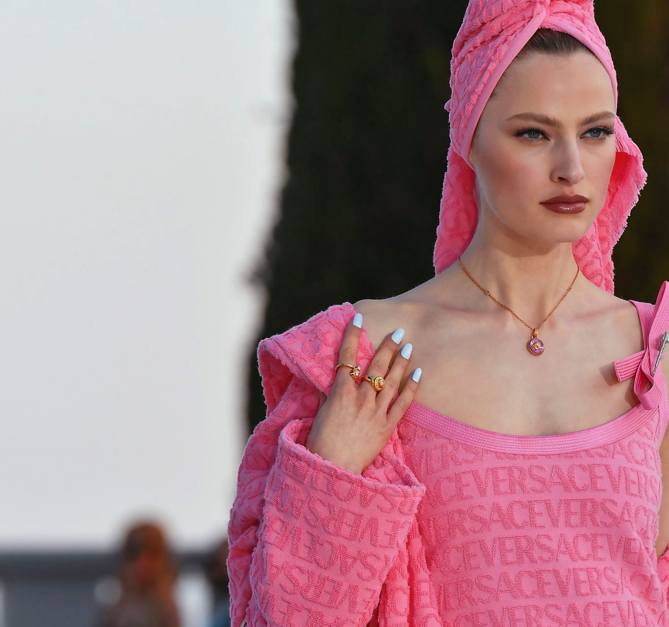Bathrobe: Το trend που αλλάζει τα δεδομένα στο beachwear