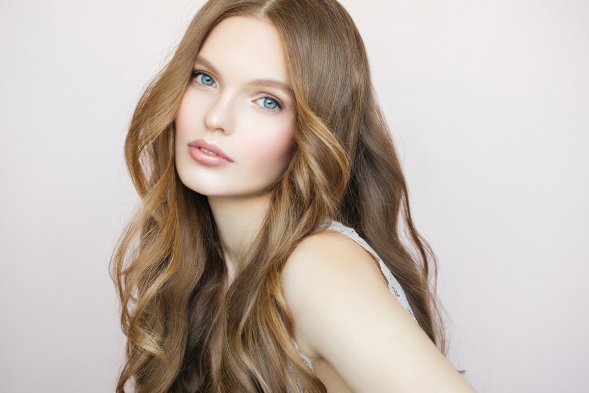 Βρήκαμε το σαμπουάν και το conditioner που θα κρατήσουν λαμπερό και «ζωντανό» το χρώμα των μαλλιών μας όλο το καλοκαίρι