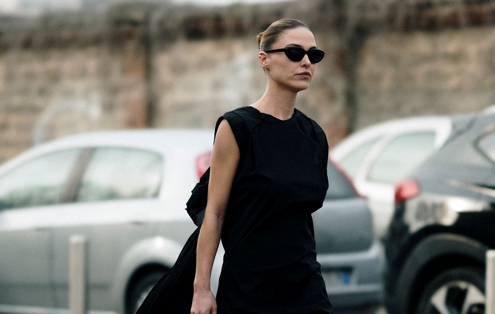 Καλεσμένη σε γάμο: Τα outfits που "απαγορεύεται" να φορέσεις στον γάμο της φίλης σου