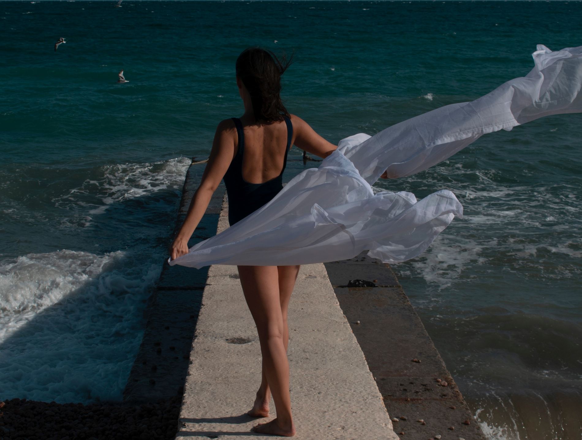 Black & White: Βρήκαμε τα πιο κομψά μαγιό και beachwear αξεσουάρ σε ασπρόμαυρες αποχρώσεις