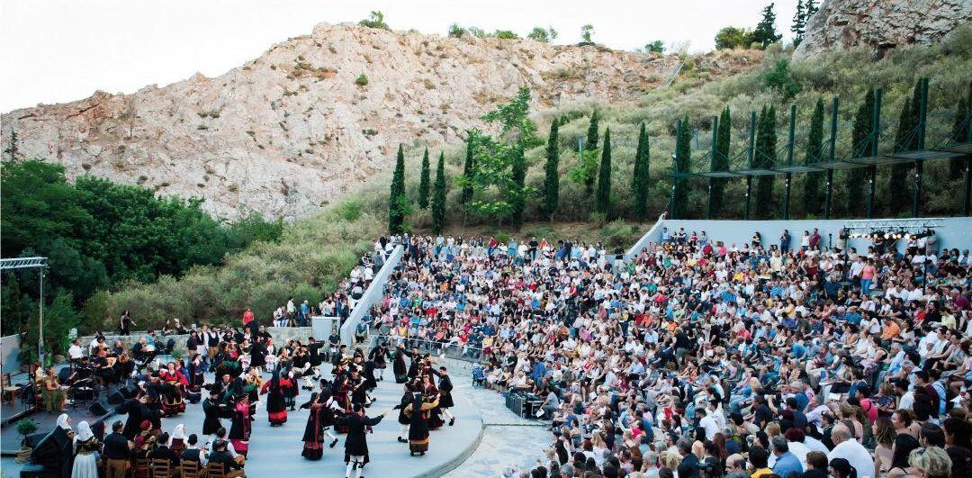 Η χορευτική παράσταση του Λαογραφικού Χορευτικού Ομίλου "Χοροπαιδεία" στο θέατρο Αττικού Άλσους "Κατίνα Παξινού"