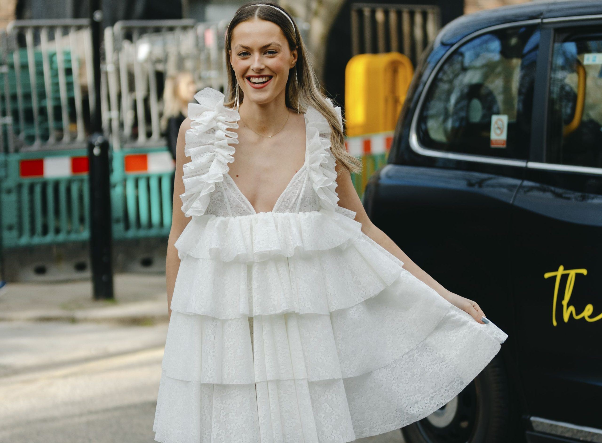 Ruffle Queen: 5 φορέματα ελληνικών brands με βολάν για να γίνεις η βασίλισσα του καλοκαιριού