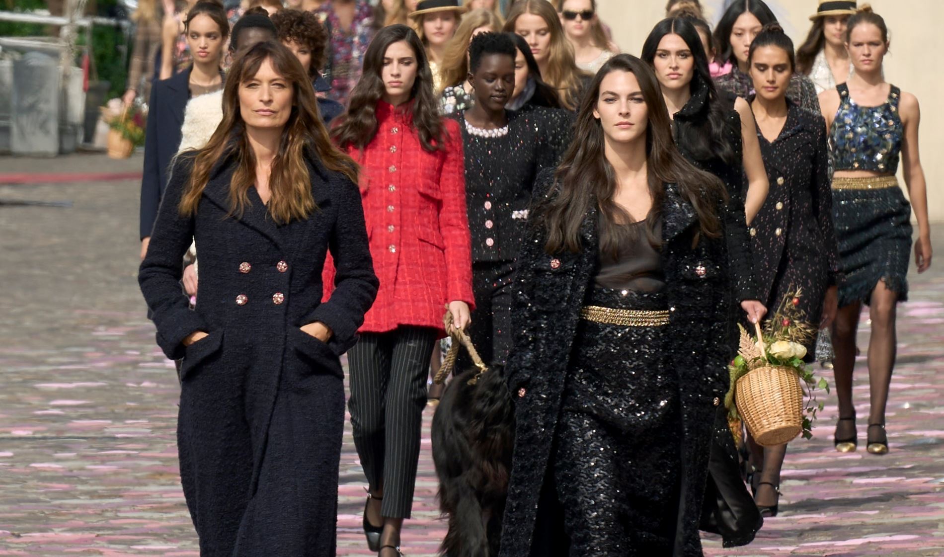 Chanel Fall-Winter 2023/2024 Haute Couture: Η εικόνα της Virginie Viard για το τι σημαίνει να είσαι Παριζιάνα