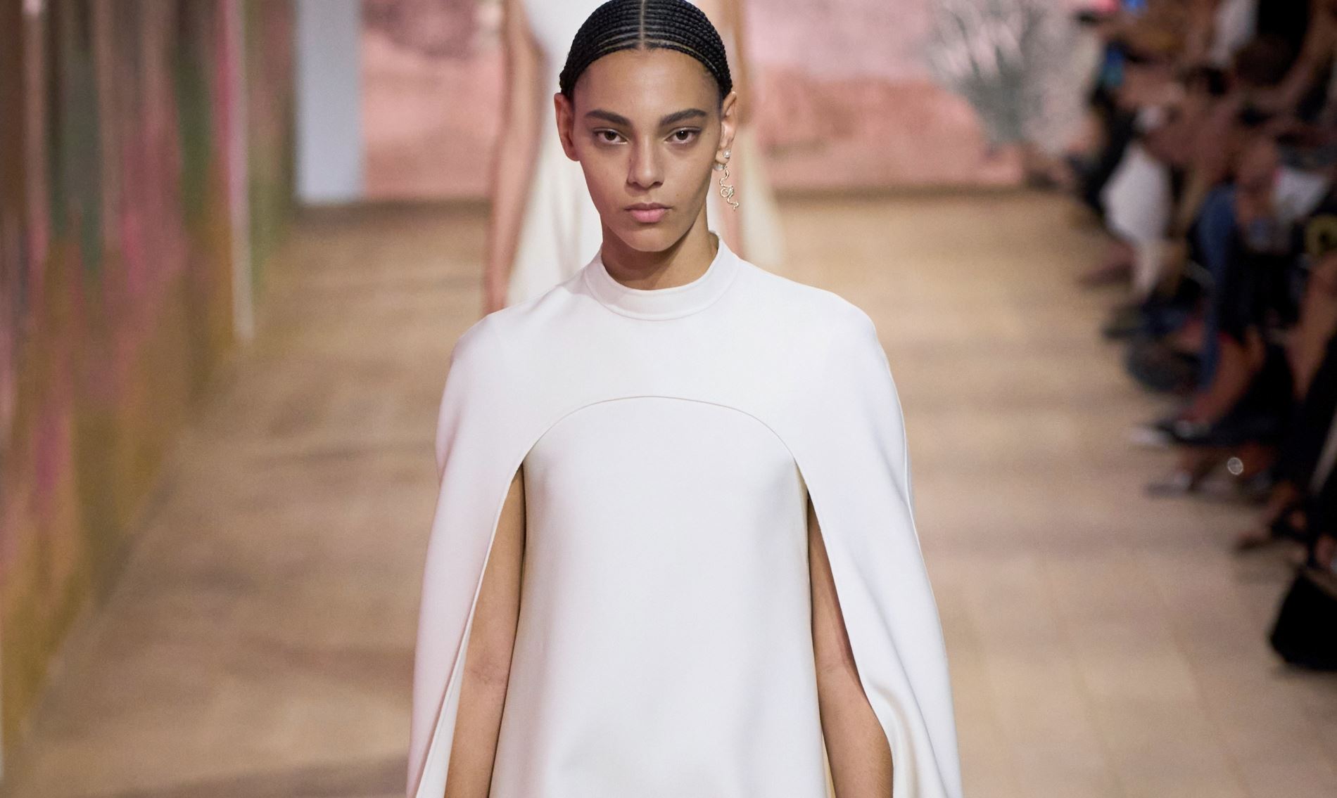 Dior Couture Fall 2023-2024: Η αποθέωση του κεντήματος σε δημιουργίες για μυθικές θεότητες