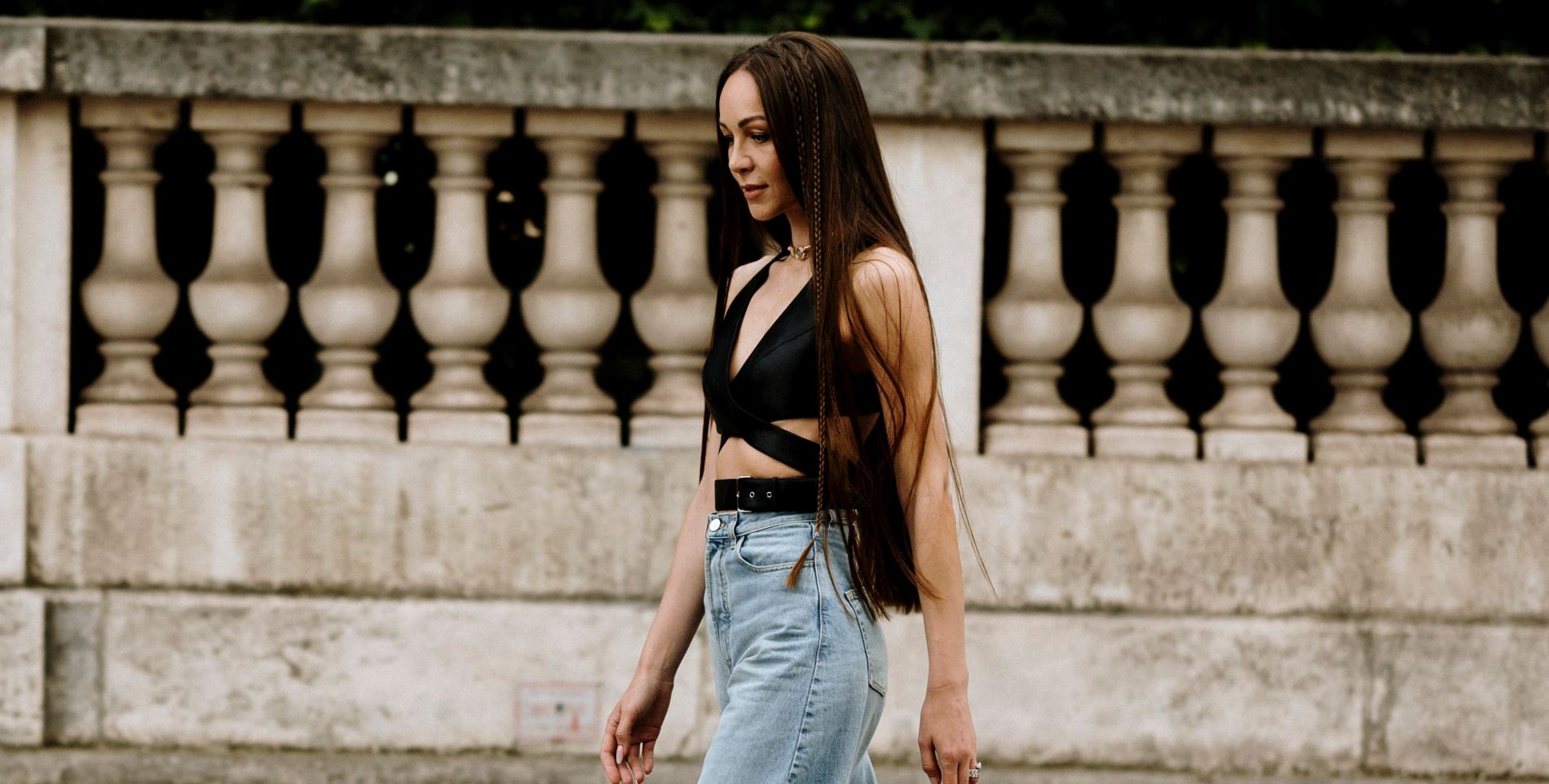 Το "ξεχασμένο" '90s fashion trend που έλαβε τις ευλογίες των Gen Zers και πώς να το εντάξεις στα λουκ σου