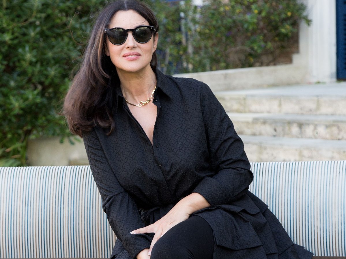 To νέο “caramel” χρώμα μαλλιών της Monica Bellucci είναι η ιδανική καστανή απόχρωση για το καλοκαίρι