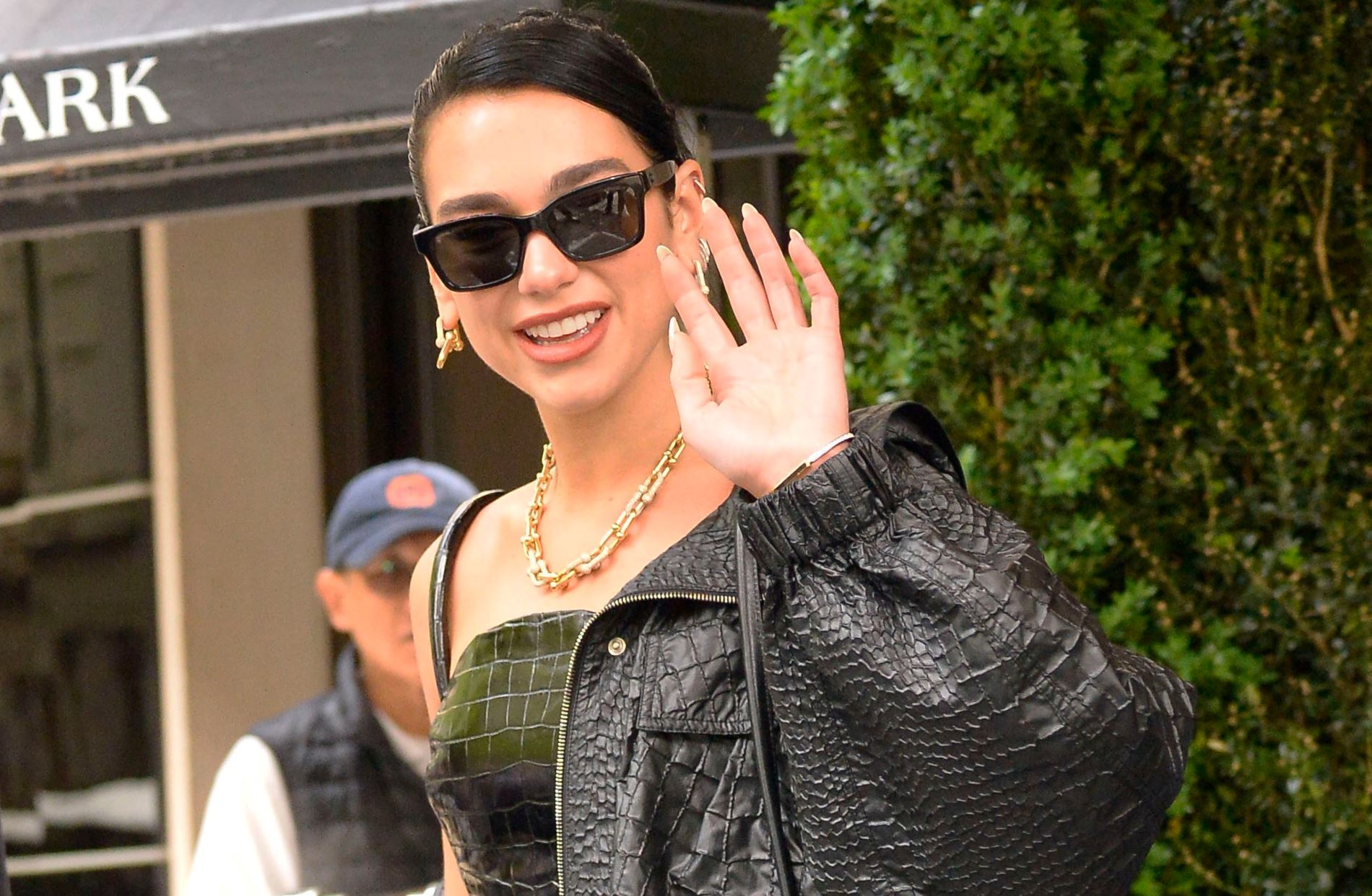 Get the look: Αντίγραψε τα λουκ των διακοπών της Dua Lipa, αναβαθμίζοντας το δικό σου summer style