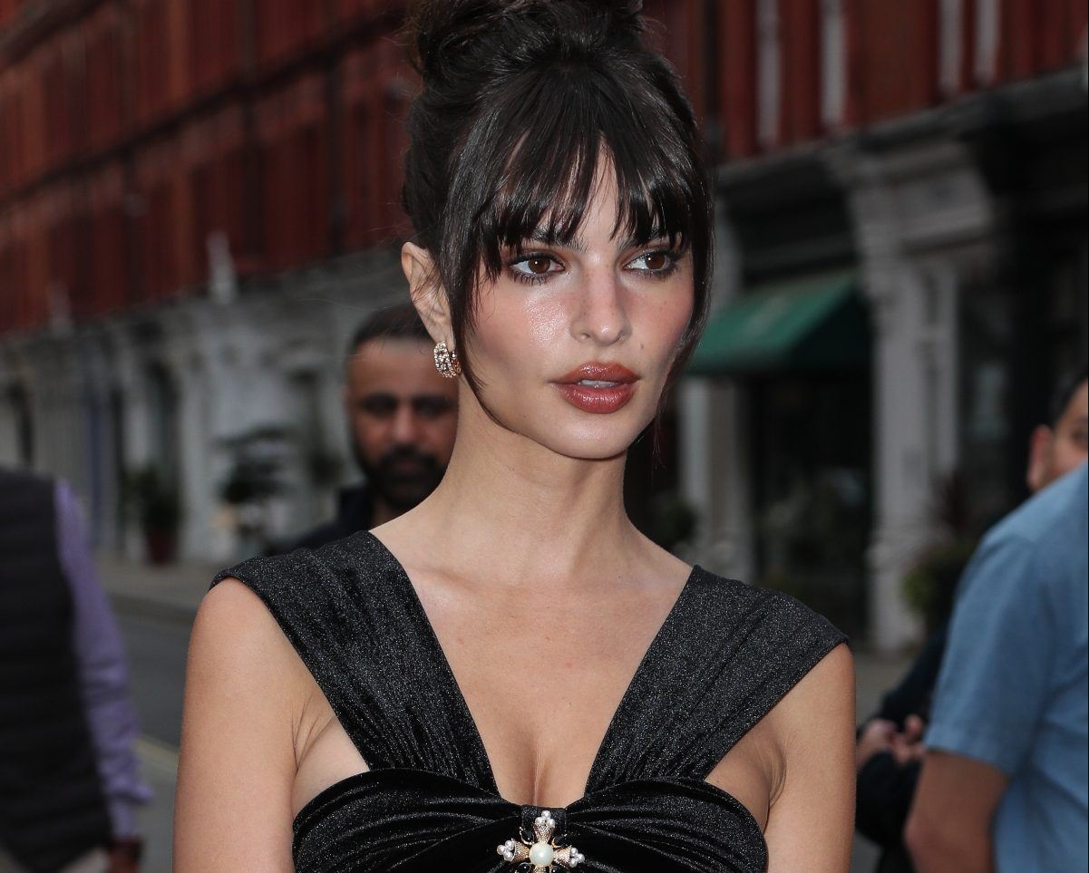 Emily Ratajkowski: Υιοθέτησε το πιο hot χρώμα της σεζόν για το hair-look της