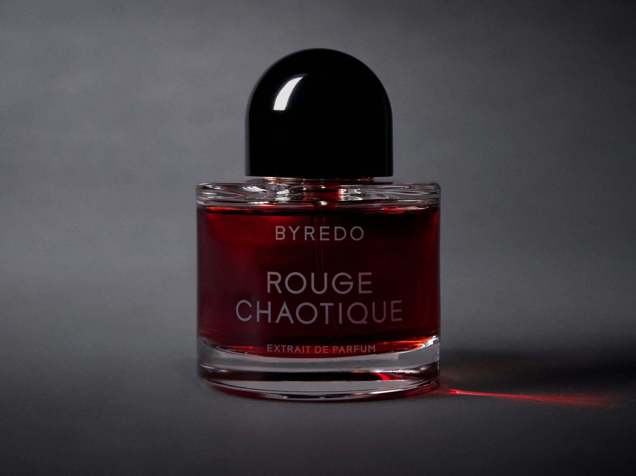Η Byredo παρουσιάζει το Rouge Chaotique, το πρώτο oud gourmand άρωμα στη Night Veils Collection