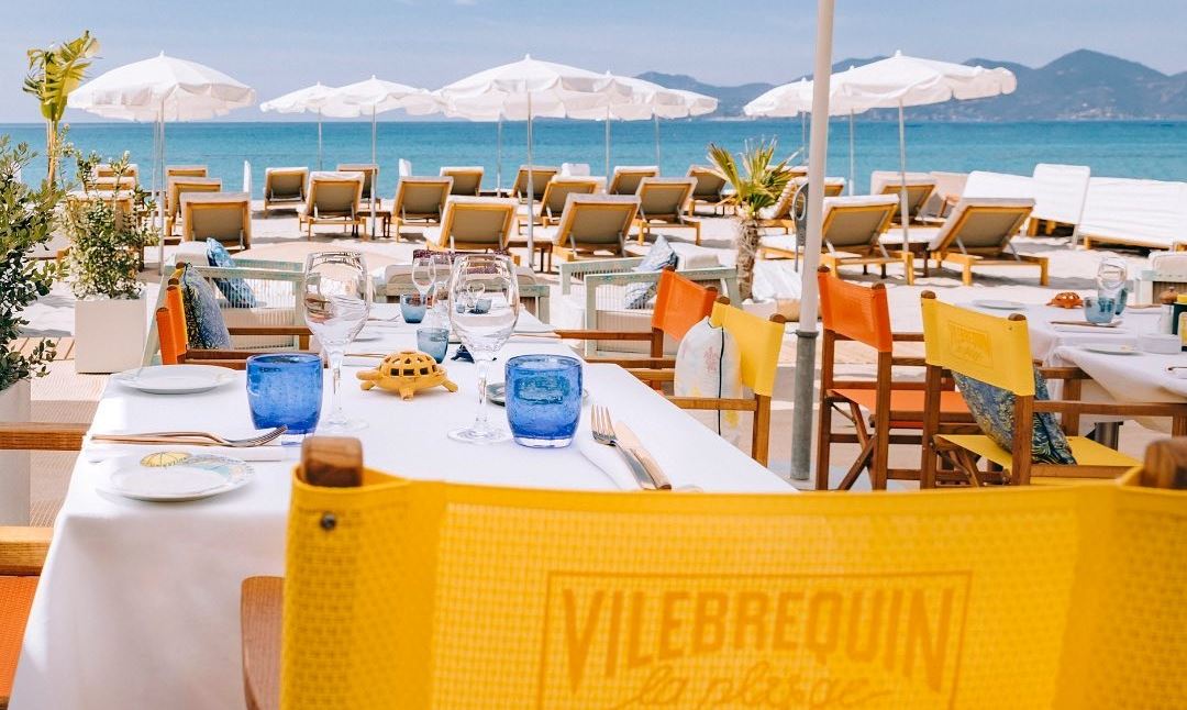 Το πολύχρωμο beach club του οίκου Vilebrequin είναι ένα καλοκαιρινό όνειρο στη Γαλλική Ριβιέρα