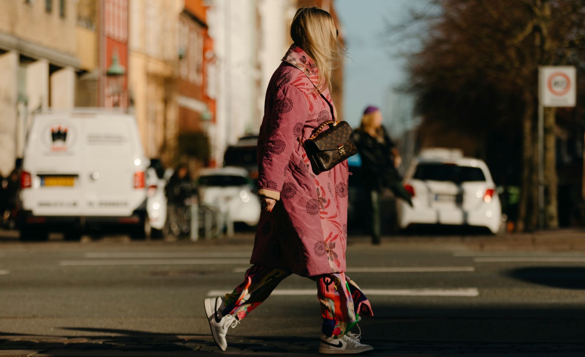 8 stylish sneakers που είναι ιδανικά για αυτή την περίοδο