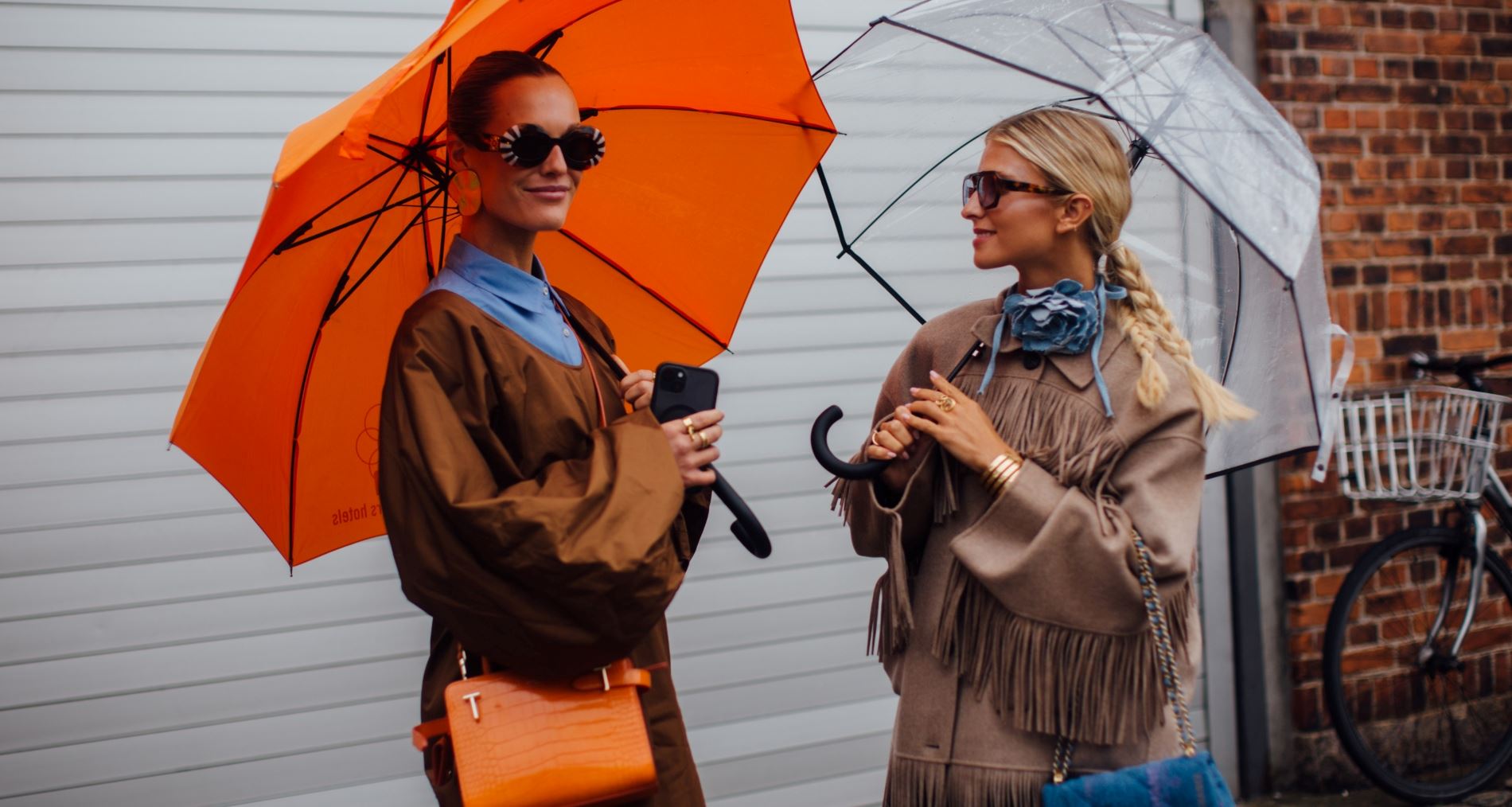 Τα ζωηρά χρώματα που θα βλέπουμε σε outfits και αξεσουάρ τη νέα σεζόν