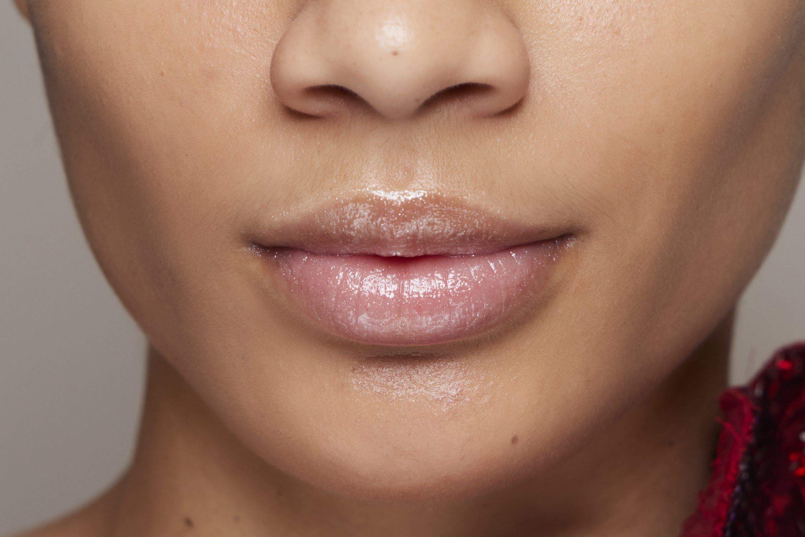"Honey lips": Η τάση στο μακιγιάζ που πρέπει να δοκιμάσεις για πιο ζουμερά χείλη