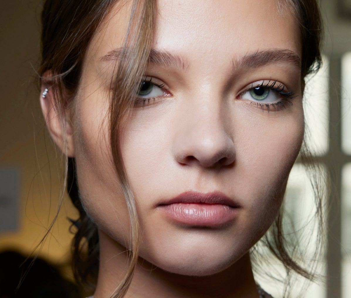 Αυτό είναι το πιο δημοφιλές χρώμα στη mascara τώρα