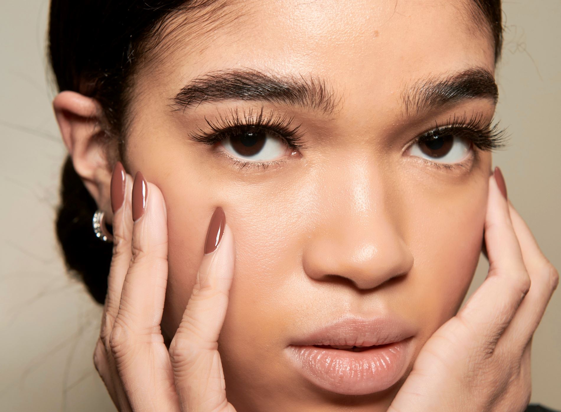Latte Nails: Αυτή είναι η hot τάση στα νύχια για το φθινόπωρο