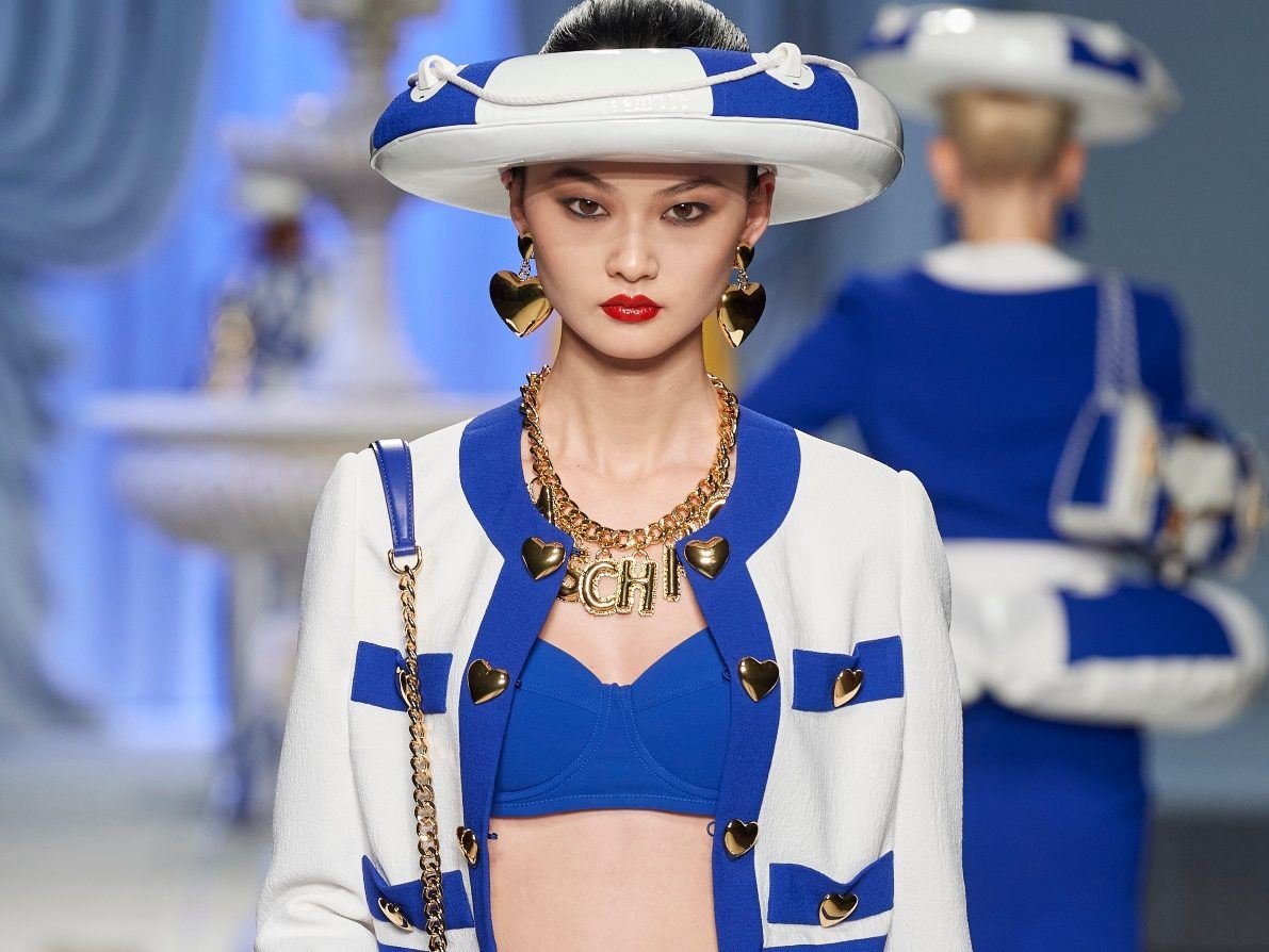 Η Moschino «προσγειώνεται» στη Μύκονο