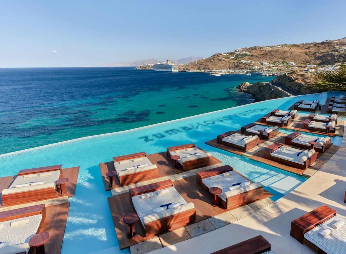 Ο οίκος Louis Vuitton «ντύνει» με τη συλλογή του "LV By the Pool" την πισίνα του Zuma στη Μύκονο