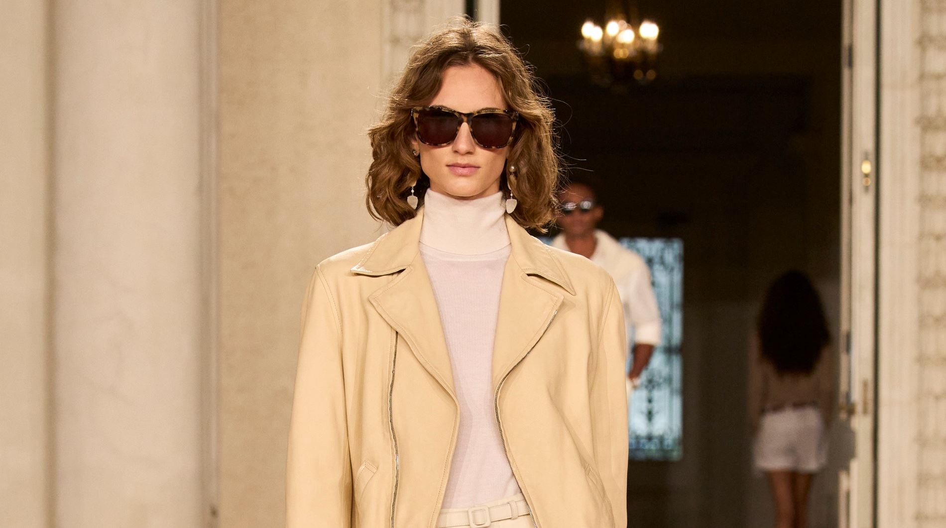 Quiet Luxury: Πώς θα ενσωματώσεις το trend στα looks της μεταβατικής περιόδου